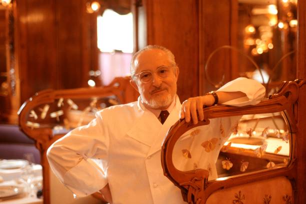 Paris: the great chef Alain SENDERENS in his Relais & Châteaux restaurant 'Lucas Carton' (9, place de la Madeleine, 8th arrondissement). Paris: le grand chef Alain SENDERENS dans son restaurant Relais & Châteaux le 'Lucas Carton' (9, place de la Madeleine, VIIIème arrondissement). (Photo by Maurice ROUGEMONT/Gamma-Rapho via Getty Images)
